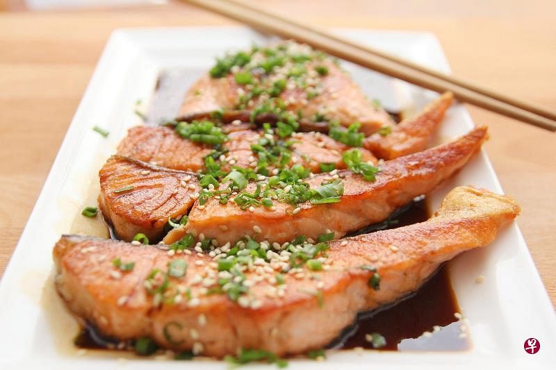 作者认为，吃鱼，尤其是吃鱼头，还是专心地吃好。（图/pixabay）
