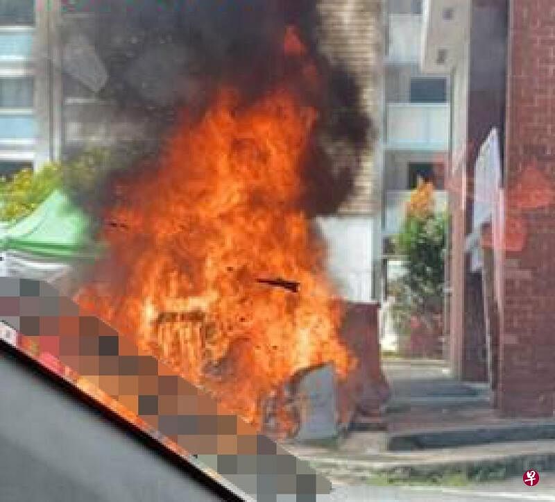 武吉巴督停车场的一回收箱不知何故起火狂烧，所幸无人受伤。（取自Stomp) 