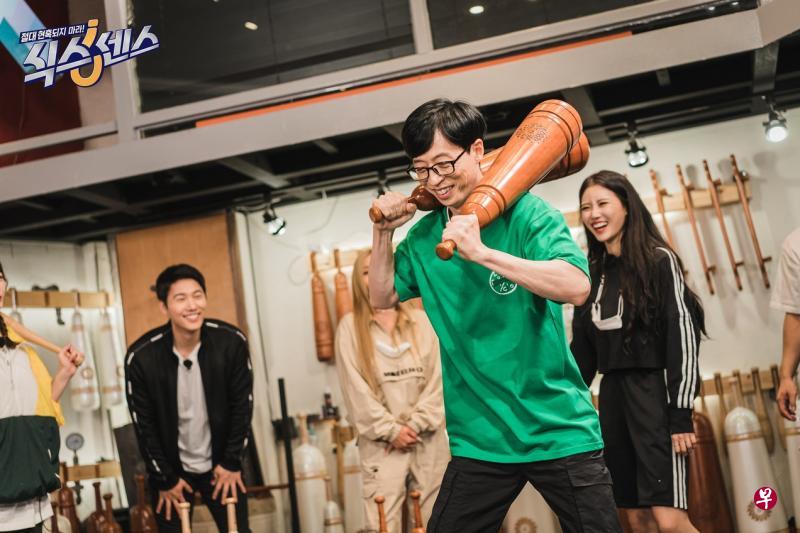刘在锡做的是波斯古代运动，拿起棍子在肩膀上挥动。（互联网）