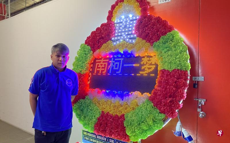 黄建成是本地少有的LED白事环保花圈制造商。