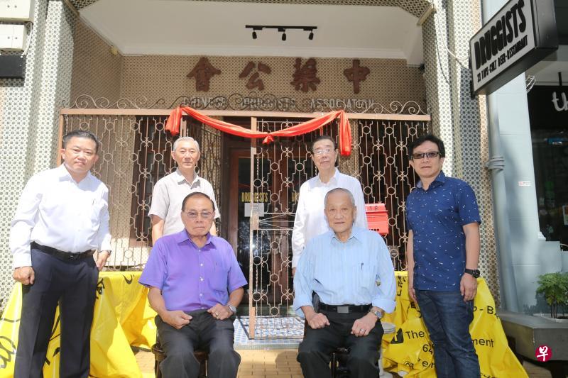 新加坡中药公会在欢庆成立80周年时，不忘思考业务转型和未来发展。前排坐者左起为主席段友廉和署理主席梁普照博士。后排左起为总务兼资讯主任黄金标、副主席陈炳成、副主席兼财政许周楷以及副总务萧秉雁。（谢智扬摄）