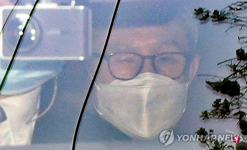 李明博11月2日下午1时许乘车离开位于首尔江南区的住家，到首尔中央地方检察厅报到，准备开始入狱服刑。（韩联社） 