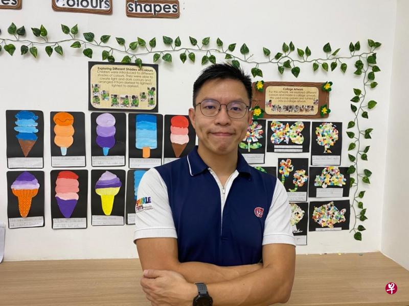 去年辞去船务公司高薪职位后，施永康在专业人士转业计划下，受训成为幼儿教师。他希望帮助自己与他人的孩子健康快乐成长。（PCF提供）