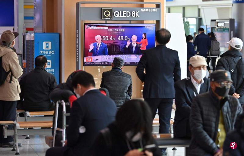 韩国四家民调公司最近对1003名韩国成年人进行调查结果显示，44%受访者认为，拜登当选总统对韩国国家利益有帮助，只有14%受访者表示，特朗普连任对韩国有利。（法新社） 
