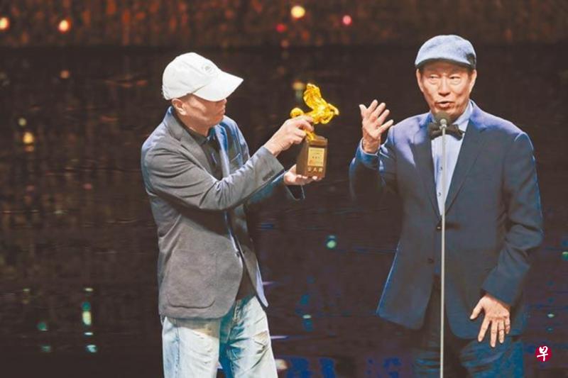 侯孝贤（左）曾在第55届金马奖颁奖礼颁发特别贡献奖给廖庆松。（互联网）