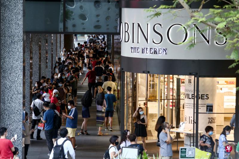 罗敏申集团宣布旗下最后两家罗敏申百货商店启动清盘程序后，大批民众涌到罗敏申百货的乌节路麒麟大厦门店购物，店外形成S字型排队人龙。（档案照）