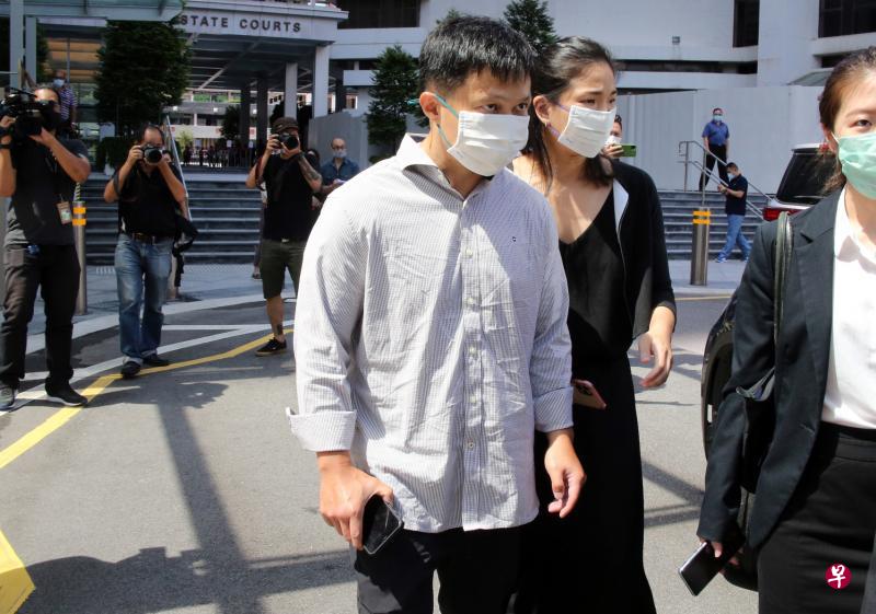 身形比以前消瘦的廖启龙（左），昨天在一名女亲友的陪同下到国家法院面控。（唐家鸿摄）