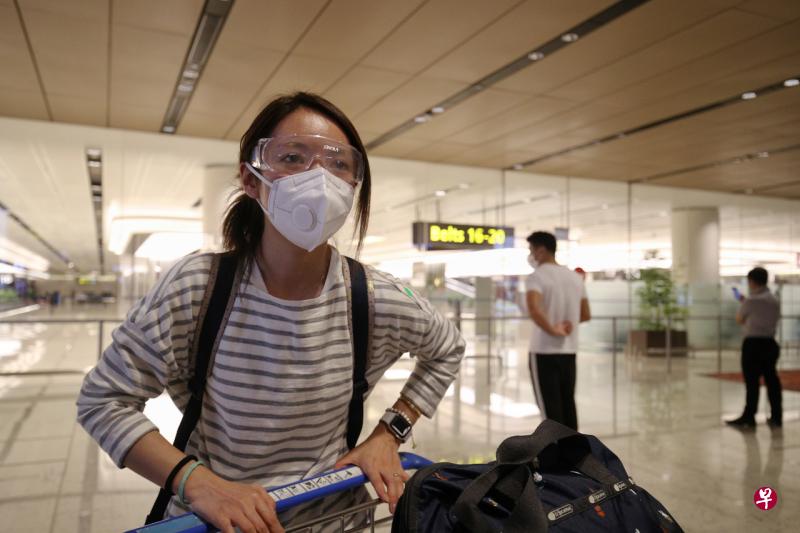 来自江苏 ，在美国修读金融硕士学位的张哲越（28岁）是首批无须居家隔离的中国旅客之一。她昨晚约9时30分抵达樟宜机场，并将在新加坡待14天，再飞往美国与在当地念书的丈夫相聚。（李健玮摄） 