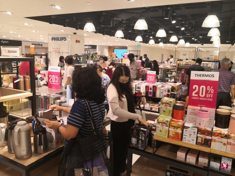 已进入清盘程序的罗敏申百货公司昨天起展开全店促销活动，各种用品一律减价，吸引不少顾客。（庄耿闻摄）