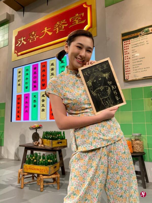 阳光可乐主持《欢喜大世界》。