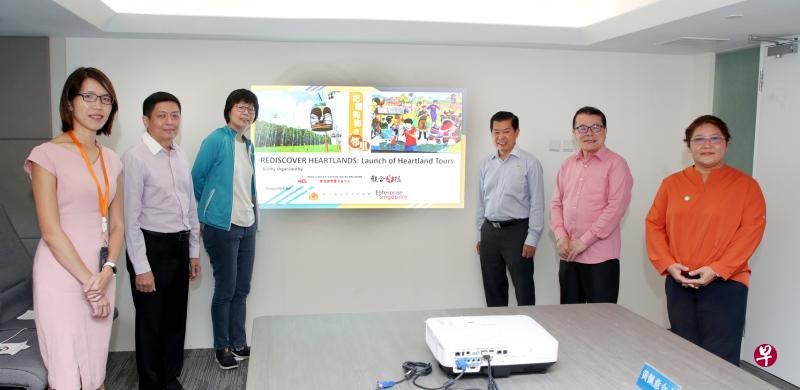 新加坡报业控股华文媒体集团营运总编辑罗文燕（左起）、全国商联总会副秘书长林海德、华文媒体集团社长李慧玲、全国商联总会会长杨向明、新加坡邻里企业中心主席郭庭水，以及宏茂桥第四道（第一邻区）商贩联谊会主席梁翠贞出席昨天的记者会，介绍“吃喝购物在邻里”活动。（周国威摄）