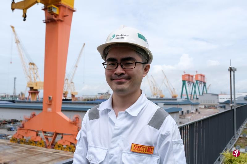 李斯丰的梦想是建造一座浮动城市，大学时期就对海事与岸外业格外感兴趣。随着公司转型，他接受培训后投入新的工作领域，能继续在喜爱的行业打拼。（胜科海事提供）
