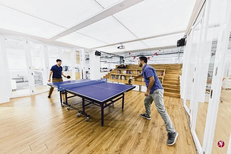 纬壹社区是优客工场进军新加坡的第一个社区，位于纬壹科技园创业谷。图为多功能厅内，入驻客户正进行兵乓球对决。