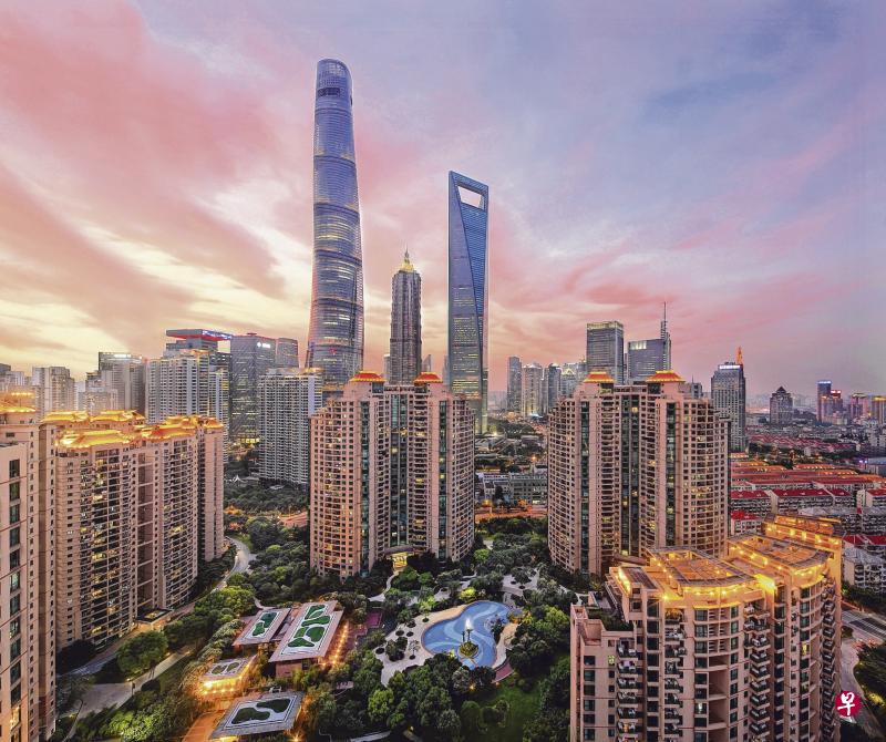 　照片前景中的仁恒滨江园建于1998年，是上海最早采取地暖设计，并实施人车分流的住宅项目。20多年后，这里依然是陆家嘴高端住宅社区之一。