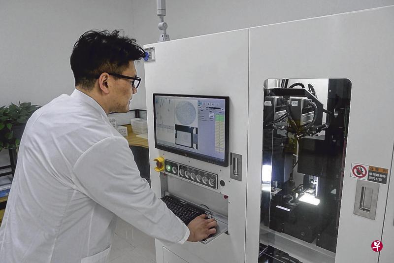 迪赛特的工作人员正利用超高速扫描仪将切片扫描成病理数字图像。（薛之白摄）