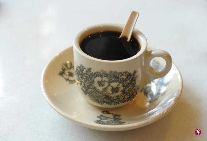 懂得咖啡店里咖啡、茶等各种饮料的叫法，是南洋生活的必备技能，比如加淡奶不加糖的咖啡，叫Kopi C kosong，美式黑咖啡是Kopi-O，茶的叫法也以此类推。
