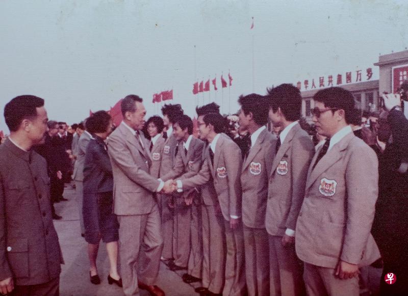 1976年，谢崇文和队友在北京进行交流，碰巧李光耀在同一时候访华。他们被安排去迎接李光耀，给他一个惊喜。（档案照片）