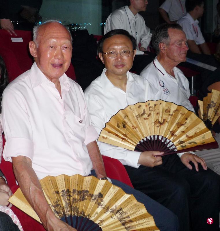 杨荣文清楚记得，1992年1月，时任美国总统老布什和中国国家主席杨尚昆先后访问新加坡，并与我国建国总理李光耀单独会谈，老布什请李光耀传话给中国，表示他希望中美恢复良好关系。左图是2008年的北京奥运会开幕式，李光耀（左）受邀出席，老布什（右）被安排与他隔邻而坐，时任中国外长杨洁篪陪同两位卸任领导人。（档案照片）