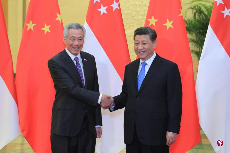 新加坡总理李显龙（左）2019年4月访华及出席第二届“一带一路”国际合作高峰论坛时，在北京人民大会堂会见中国国家主席习近平。（档案照）