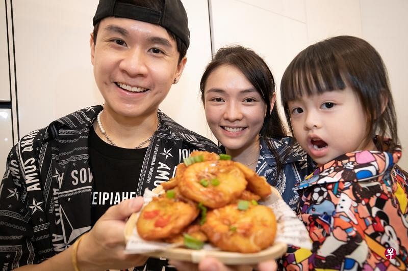 姚康庭与妻女一家三口乐融融。他与妻子跟当小贩的母亲学艺，创立“虾饼一家”网售虾饼美食。
