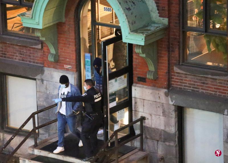 育碧职员在警方协助下离开办公楼。（路透社） 