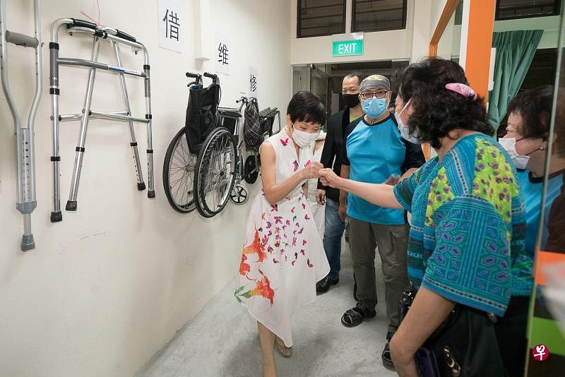 永续发展与环境部长傅海燕（左一）为裕华区的绿化与健康生活中心举行开幕仪式，之后也走访了中心内的行动辅助器材服务与培训中心。（特约蔡家增摄）