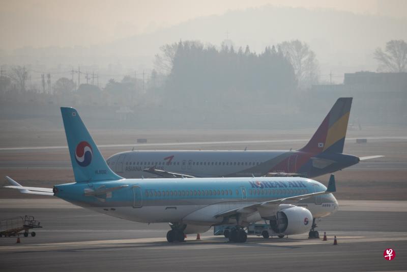 韩国政府周一（16日）召开相关部门长官会议，商定由韩亚航空的主要债权银行——韩国产业银行投入8000亿韩元（约9.72亿新元）支持大韩航空收购韩亚航空。（彭博社） 