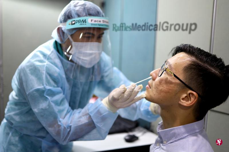 从下月1日起，国人可到指定的私人诊所等自费做PCR冠病检测。政府不会提供津贴。（莱佛士医疗集团提供）