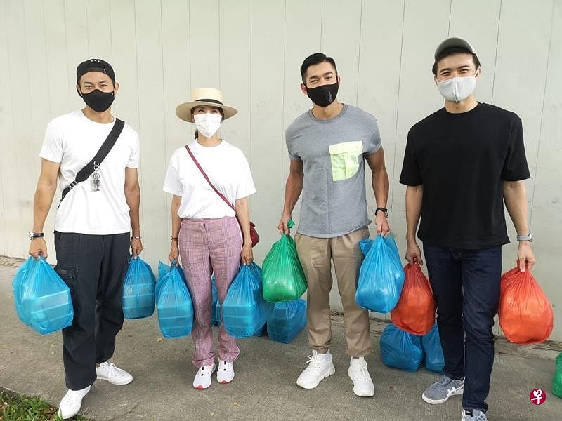 四艺人陈泂江（左起）、郑惠玉、黄俊雄和张哲通昨为客工送暖。（新艺经纪提供）