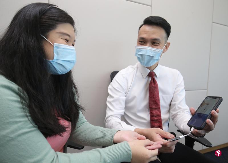 尤东暐医生（右）为柯懿芸讲解如何利用应用。医院提供的血糖测量仪可直接链接手机，自动记录血糖指数，但生产商还未量产仪器，因此研究团将探讨解决仪器问题。（邬福梁摄）