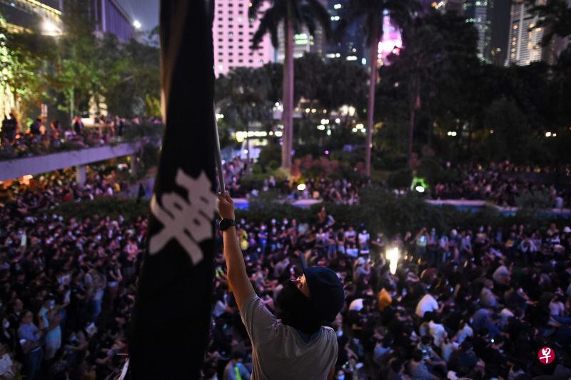 香港上千人去年10月底，在中环遮打花园参加集会，谴责警方滥权。（法新社）