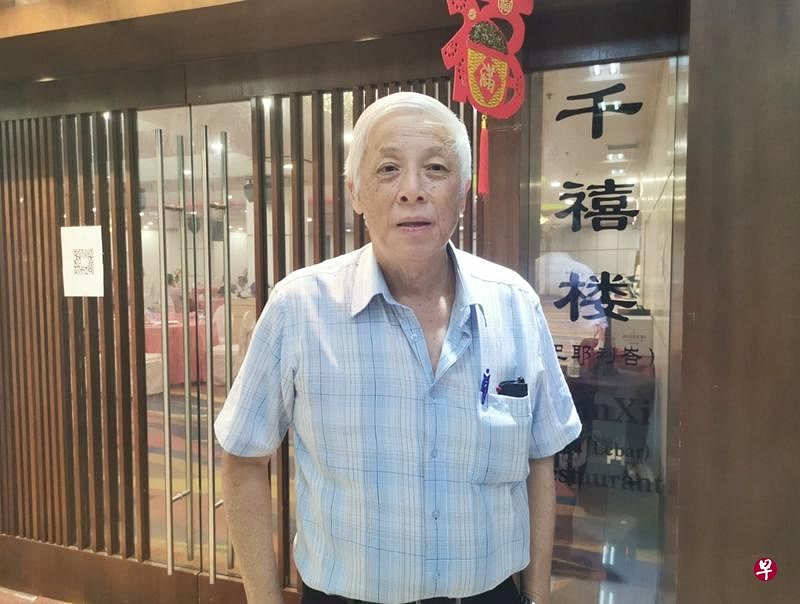 符祥安和妻子凡事亲力亲为，23年从未踏出国门度假，心血都投入酒楼中。（姜泽良摄）