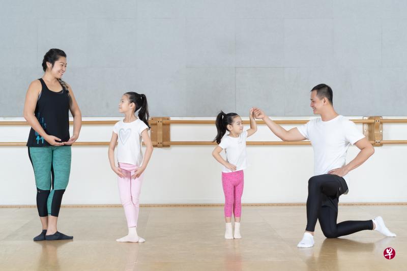 父母和孩子一起学芭蕾舞，彼此激励与学习。（Singapore Ballet Academy提供）