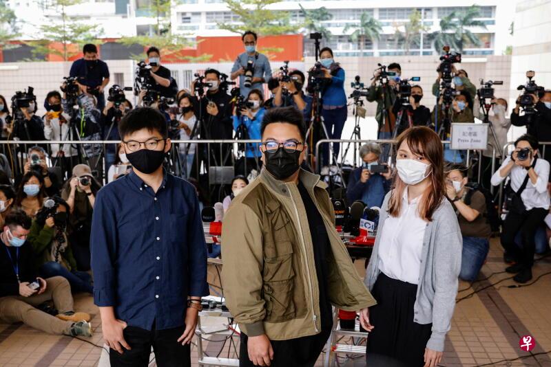 （左起）香港众志前秘书长黄之锋、前主席林朗彦及前成员周庭去年6月号召群众包围警察总部案今天开审。（路透社）