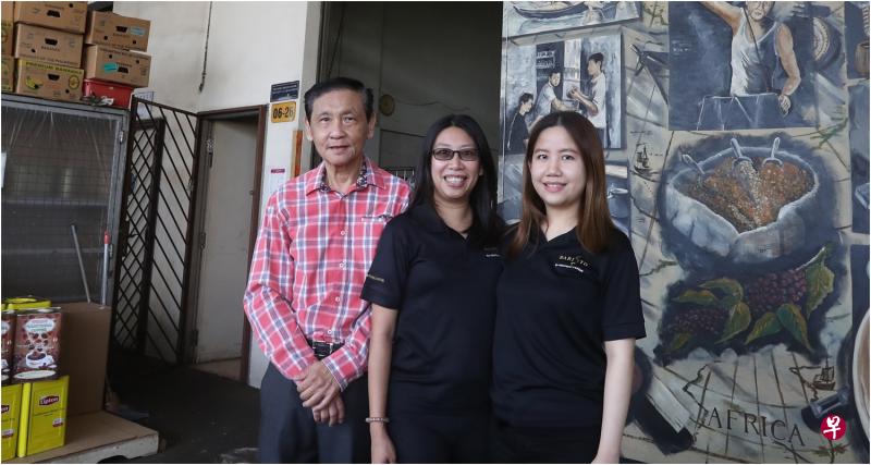 沈强来（左起）对大女儿沈淑玲和小女儿沈恩玲回来继承家业感到十分欣慰。