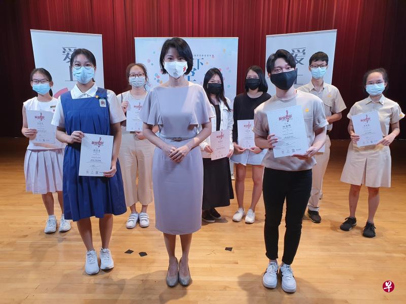 担任颁奖嘉宾的教育部兼社会及家庭发展部政务部长孙雪玲（中）与2020年“新空下”创作比赛八名来自各别组的冠亚季军得奖者合影。他们包括周筠清（前排左起）、林健辉、白欣平（后排左起）、许婧怡、张玮玲、张玮恩、吴献丰和李嘉敏。（推广华文学习委员会提供）
