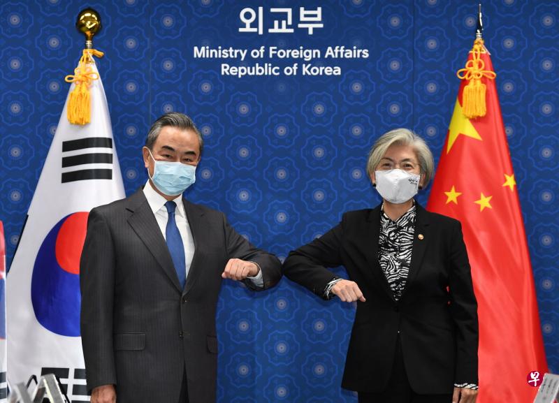 韩国外交部长官康京和周四（26日）同到访的中国外交部长王毅在首尔举行会谈，双方就两国关系、地区国际问题和合作抗疫等相互关切交换意见。（路透社） 