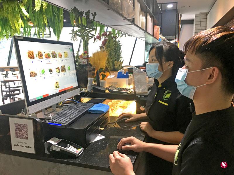 有了无缝衔接的一站式POS系统，杨雪如（左）不必再用笔点菜下单，许子健也能与厨师更好沟通。 