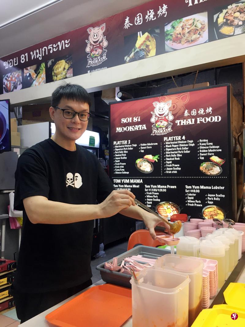 陈国梁坚持用原料配制辣椒酱，不添加任何预制食材，作为SOI 81泰国烧烤的卖点之一。 