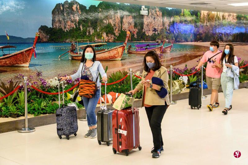 泰国从4月到9月完全没有国际旅客入境之后，普吉岛等地的国际机场如今终于又重见外国游客的身影。（法新社） 
