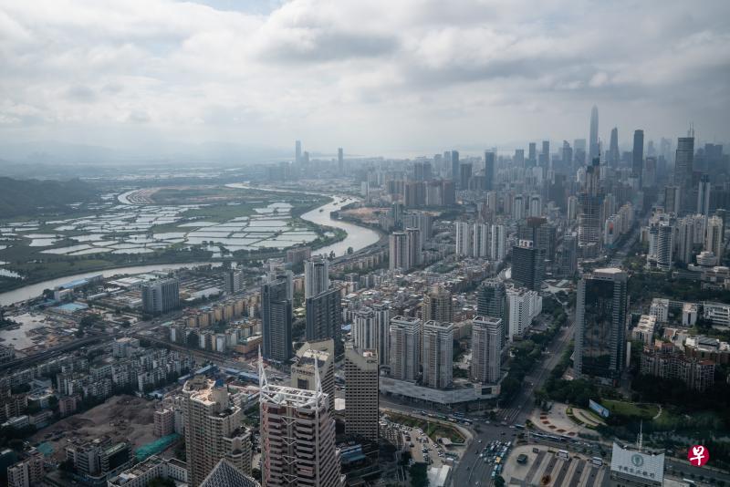 香港特首林郑月娥积极推动粤港融合，希望香港经济从中国大陆经济复苏中受惠。图为深圳河为界的深港边境，右侧的深圳市区高楼林立，左侧的香港新界边境禁区仍有待开发。（彭博社）