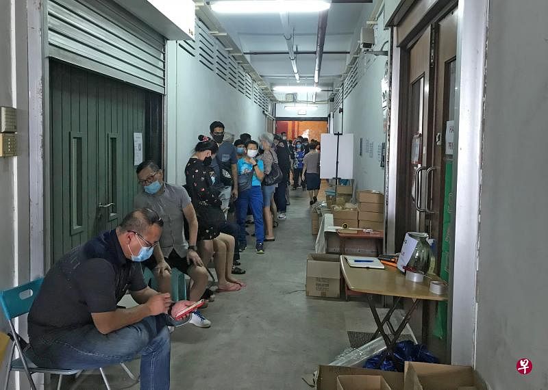 有超过50名顾客排队，等候时间长达一小时。