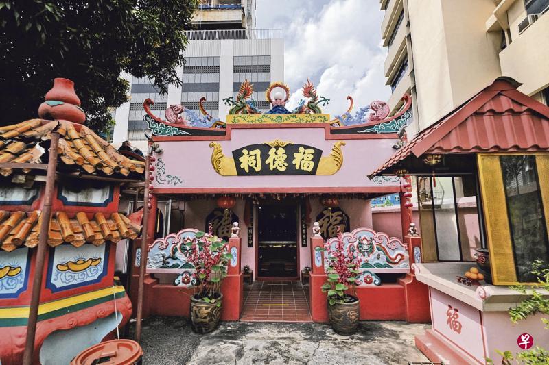 福德祠位于实龙岗路一带蒙士顿巷内，夹在公寓和工厂之间。