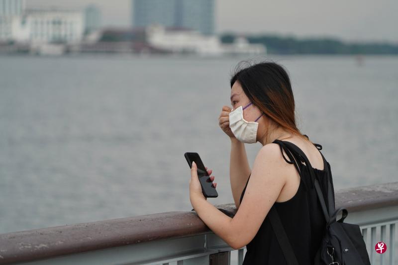 黄月明是其中一个视频的“主角”。她因疫情和关卡限制，多个月来无法与家人团 聚，上个月在兀兰隔着约300米的海面与游艇上的儿子遥遥相望时，禁不住落泪。（档案照片）