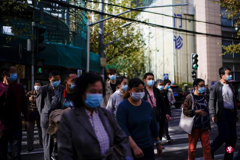 在微博上，有关“社会性死亡”话题，据称近日已达2.1亿阅读量。图为上海人来人往的街头。（路透社）