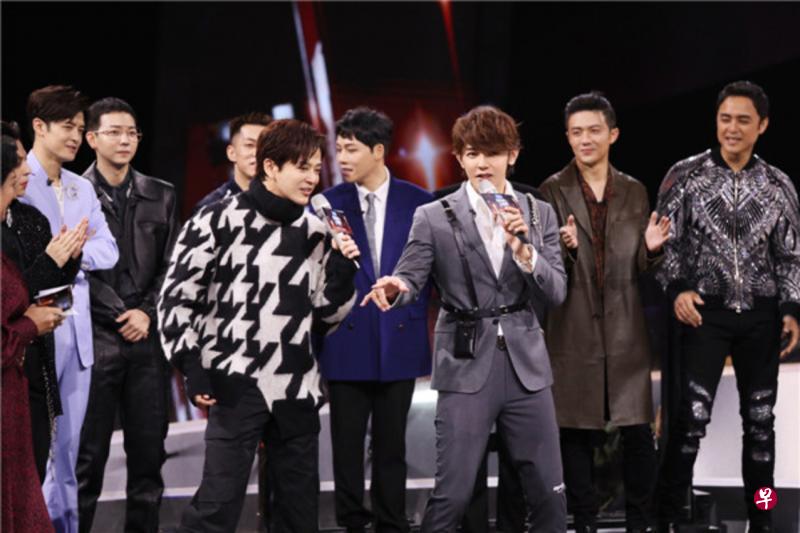 《追光吧！》邀请21位不同年龄的男艺人上节目，包括陈晓东（前排左）、汪东城（前排右）、明道（后排右一）。（互联网）