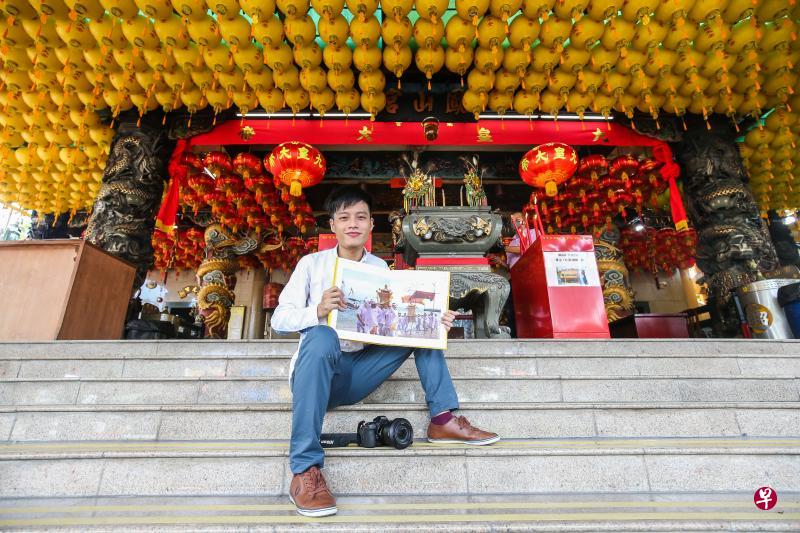 何德伟从小跟随父母参与九皇爷诞，后来每年农历九月就会前往不同的九皇爷庙拍摄。