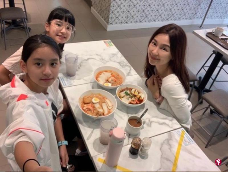须兼顾课业、工作和家庭，陈秀丽（右）庆幸有两个女儿分担家务。（互联网）