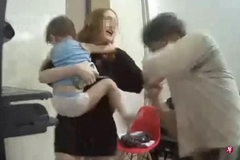 事发时，租户陈先生指妻子连声高喊叫二房东吴先生离开办公室，争执间吴先生推倒妻子，还咬她手臂一口。（取自面簿）
