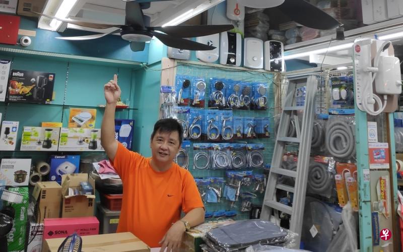 杨德才：我们这里有10多种电风扇选择，包括天花板和站立式电风扇。（甘霖摄） 
